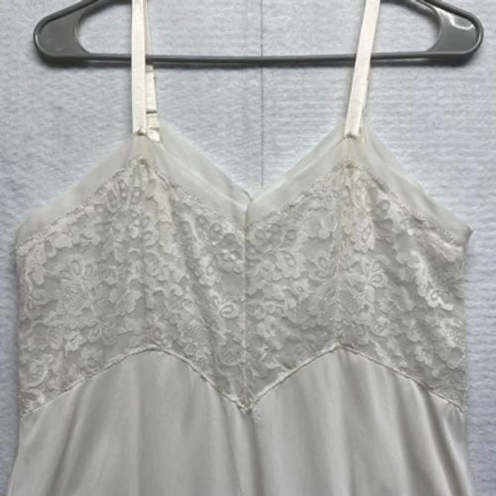 Vintage Slip Pembrooke Lace Measurements in photos EUC